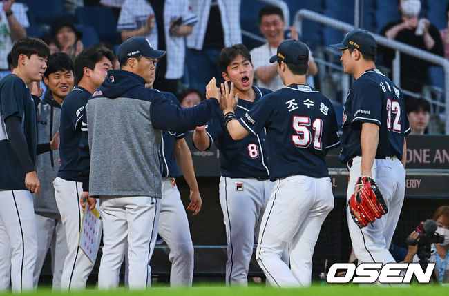 두산 베어스 조수행이 2회말 2사 만루 NC 다이노스 김주원의 잘 맞은 타구를 펜스 앞에서 잡고 동료들의 축하를 받고 있다. 2023.05.31 / foto0307@osen.co.kr