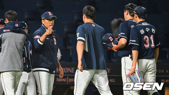 두산 베어스 이승엽 감독이 NC 다이노스에 3-2로 승리한 후 선수들과 기쁨을 나누고 있다. 2023.05.31 / foto0307@osen.co.kr