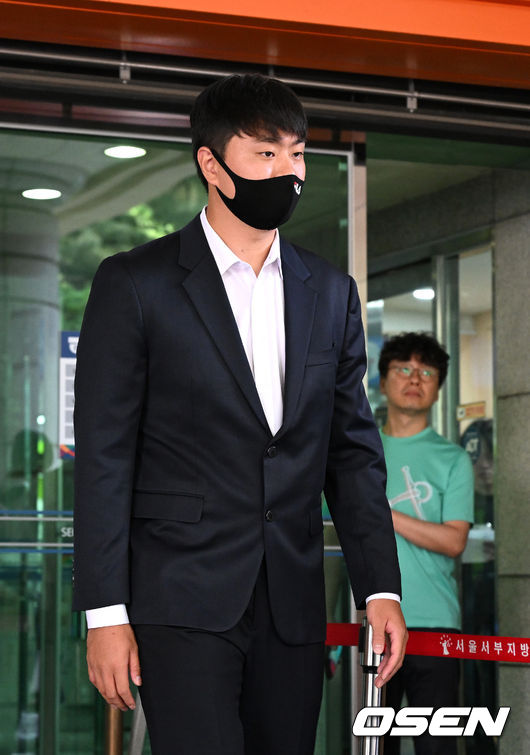 학창 시절 학교 폭력 혐의로 기소된 두산 베어스 이영하가 31일 오전 서울서부지방법원에서 선고 공판에 참석해 무죄를 선고 받았다.이영하가 법원을 나서고 있다. 2023.05.31 /sunday@osen.co.kr