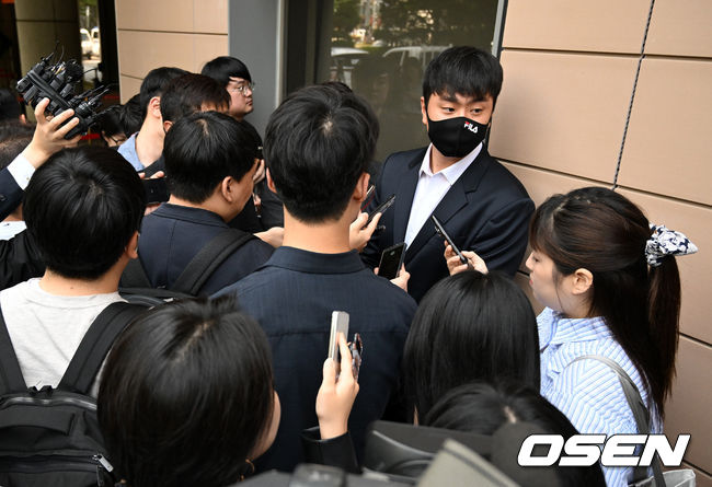 학창 시절 학교 폭력 혐의로 기소된 두산 베어스 이영하가 31일 오전 서울서부지방법원에서 선고 공판에 참석해 무죄를 선고 받았다.이영하가 취재진에 둘러싸여 인터뷰를 하고 있다. 2023.05.31 /sunday@osen.co.kr
