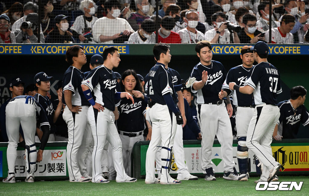  이강철 감독이 이끄는 대한민국 월드베이스볼클래식(WBC) 대표팀이 10일 일본 도쿄돔에서 일본과 1라운드 B조 경기를 가졌다. 7회말 수비를 마친 한국 대표팀 선수들이 서로를 격려하고 있다. 2023.03.10 /spjj@osen.co.kr