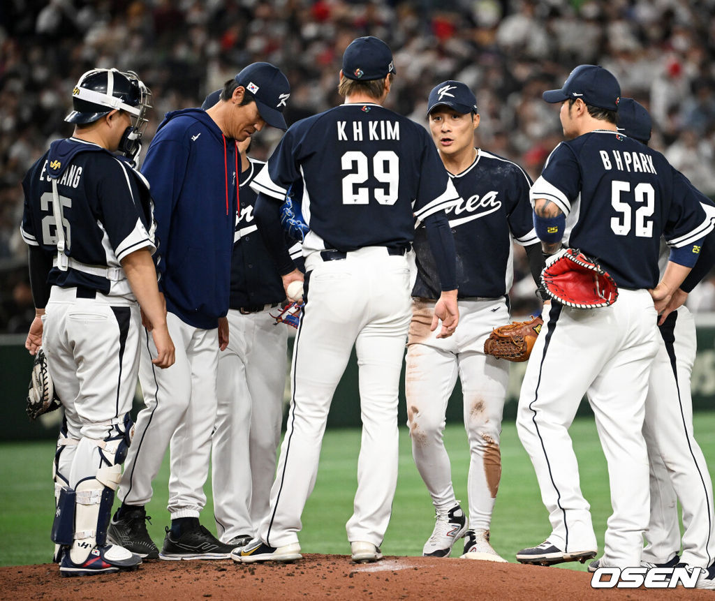  이강철 감독이 이끄는 대한민국 월드베이스볼클래식(WBC) 대표팀이 10일 일본 도쿄돔에서 일본과 1라운드 B조 경기를 가졌다. 3회말 무사 1,2루에서 한국 정현욱 코치가 마운드에 올라 김광현을 비롯한 야수진과 이야기를 나누고 있다. 2023.03.10 /spjj@osen.co.kr