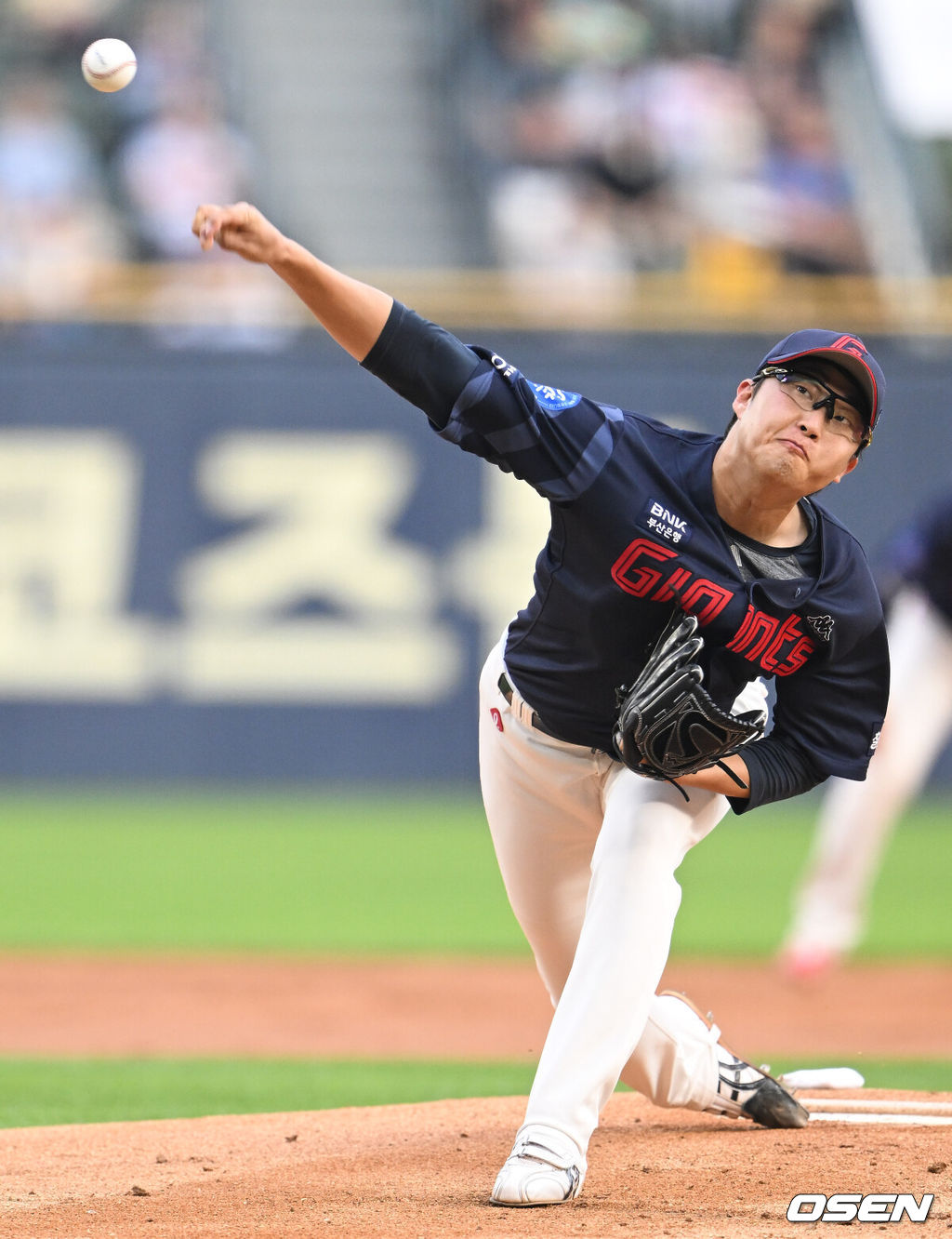 31일 오후 서울 송파구 잠실야구장에서 2023 신한은행 SOL KBO리그 LG 트윈스와와 롯데 자이언츠의 경기가 열렸다.1회 말 롯데 선발투수 박세웅이 힘차게 공을 뿌리고 있다. 2023.05.31 /hyun309@osen.co.kr