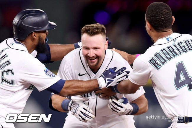 [사진] 시애틀 칼 랄리가 10회 끝내기 안타를 친 뒤 동료들과 기뻐하고 있다. ⓒGettyimages(무단전재 및 재배포 금지)