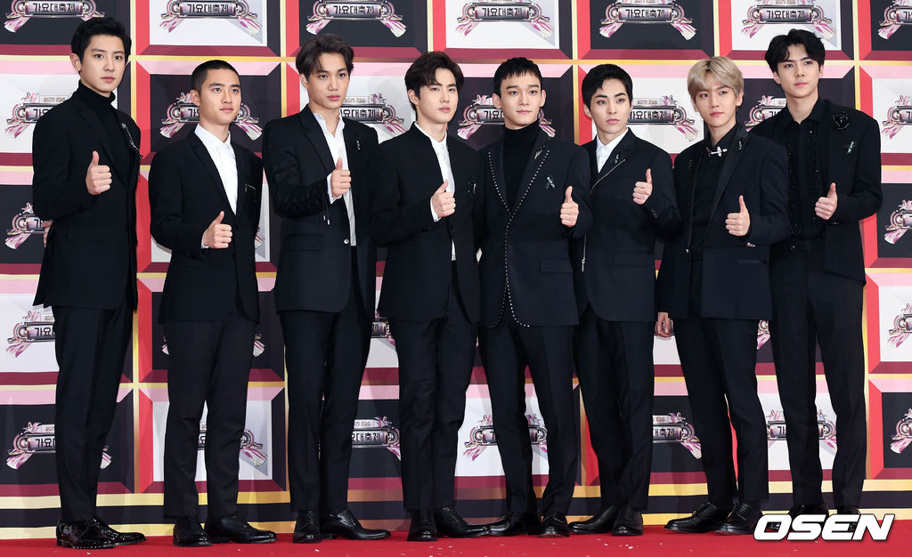 29일 오후 서울 여의도 KBS신관 웨딩홀에서 '2017 KBS 가요대축제' 레드카펫이 진행됐다.<br /><br />그룹 엑소가 참석하고 있다. / eastsea@osen.co.kr