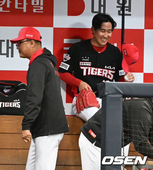 16일 오후 서울 고척스카이돔에서 ‘2023 신한은행 SOL KBO리그’ 키움 히어로즈와 KIA 타이거즈의 시범경기가 열렸다.4회말 수비를 마친 KIA 윤영철이 정명원 코치와 이야기를 나누며 미소짓고 있다. 2023.03.16 /jpnews@osen.co.kr