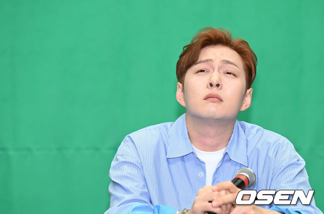 비투비 열두 번째 미니앨범 'WIND AND WISH'(윈드앤드위시) 발매 기념 기자간담회가 2일 오후 서울 마포구 스탠포드호텔에서 열렸다.비투비 이창섭이 유튜브 '전과자' 50만 돌파 공약 '재입대' 관련 질문에 난감해하고 있다. 2023.05.02 /cej@osen.co.kr