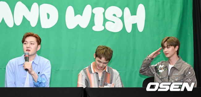 비투비 열두 번째 미니앨범 'WIND AND WISH'(윈드앤드위시) 발매 기념 기자간담회가 2일 오후 서울 마포구 스탠포드호텔에서 열렸다.비투비 이창섭이 유튜브 '전과자' 50만 돌파 공약 '재입대' 관련 질문에 난감해하고 있다. 2023.05.02 /cej@osen.co.kr