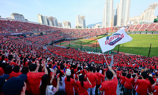 20일 부산 사직구장에서 2023 신한은행 SOL KBO리그 롯데 자이언츠와 SSG 랜더스의 경기가 열렸다. 붉은색 동백 유니폼을 입은 롯데 팬들이 응원을 펼치고 있다. 2023.05.20 / foto0307@osen.co.kr