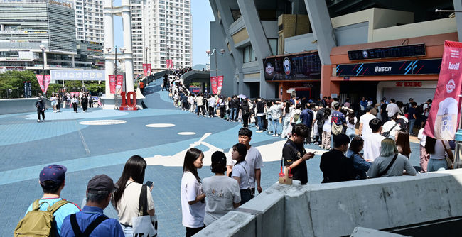 20일 부산 사직구장에서 2023 신한은행 SOL KBO리그 롯데 자이언츠와 SSG 랜더스의 경기가 열린다. 사직구장을 찾은 팬들이 입장을 위해 긴 줄을 서고 있다. 2023.05.20 / foto0307@osen.co.kr