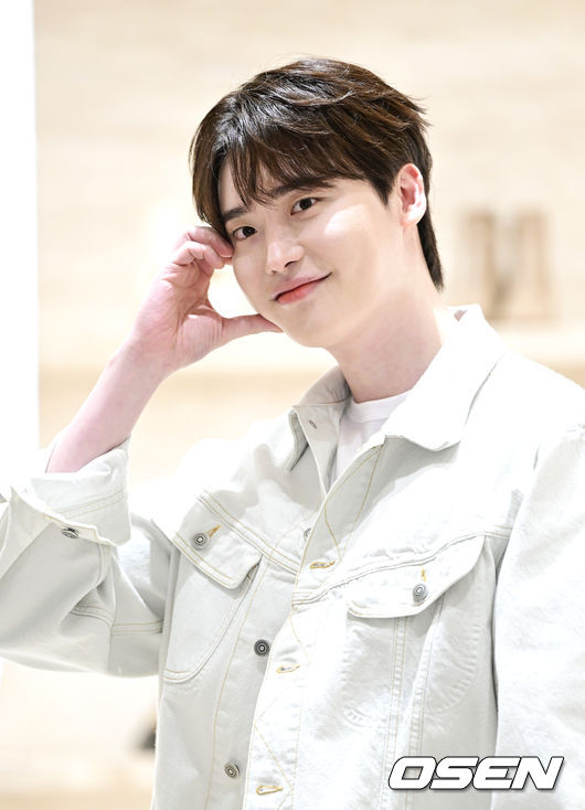 배우 이종석이 행사에 참석해 포즈를 취하고 있다. 2023.05.15 / dreamer@osen.co.kr