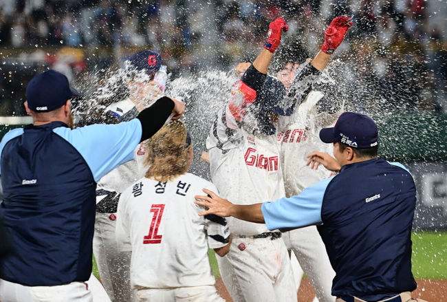 3일 부산 사직구장에서 2023 신한은행 SOL KBO리그 롯데 자이언츠와 KIA 타이거즈의 경기가 열렸다. 롯데 자이언츠 노진혁이 9회말 1사 만루 끝내기 안타를 치고 동료들의 축하를 받고 있다. 2023.06.03 / foto0307@osen.co.kr