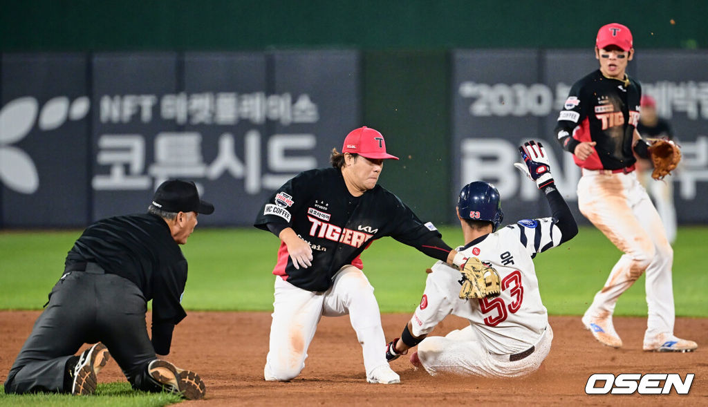 3일 부산 사직구장에서 2023 신한은행 SOL KBO리그 롯데 자이언츠와 KIA 타이거즈의 경기가 열렸다. 롯데 자이언츠 박승욱이 9회말 무사 1루 전준우 타석때 2루 도루 세이프되고 있다. 2023.06.03 / foto0307@osen.co.kr