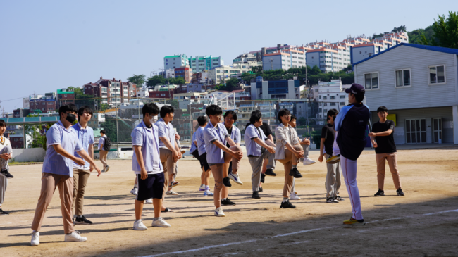 롯데 자이언츠가 지난 2일 리그오브레전드(LCK) e-스포츠팀 ‘리브 샌드박스(이하 SBXG)’와 합동 CSR 프로그램을 실시했다. / 롯데 자이언츠