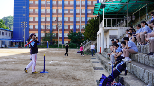 롯데 자이언츠가 지난 2일 리그오브레전드(LCK) e-스포츠팀 ‘리브 샌드박스(이하 SBXG)’와 합동 CSR 프로그램을 실시했다. / 롯데 자이언츠