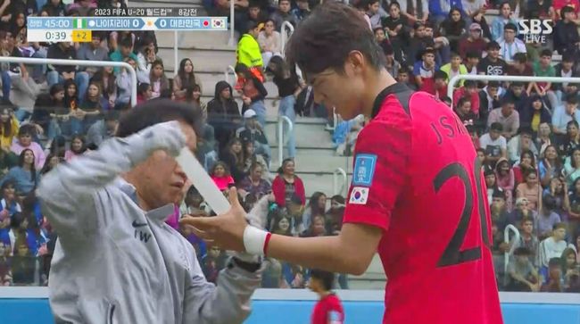 [사진] 손목에 붕대를 감는 김지수 / SBS 중계화면 캡처.