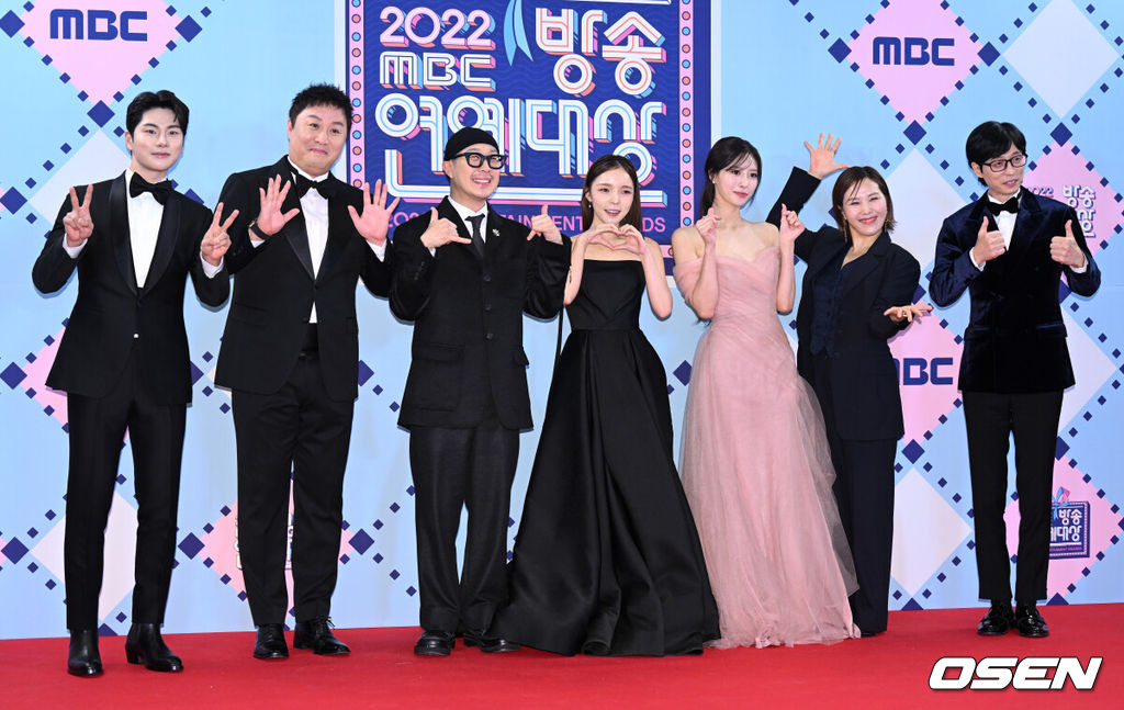 29일 오후 서울 상암 MBC 미디어센터에서 2022 MBC 방송연예대상 레드카펫 행사가 진행됐다.방송인 이이경, 정준하, 하하, 박진주, 이미주, 신봉선, 유재석이 레드카펫을 밟고 있다. 2022.12.29 /sunday@osen.co.kr