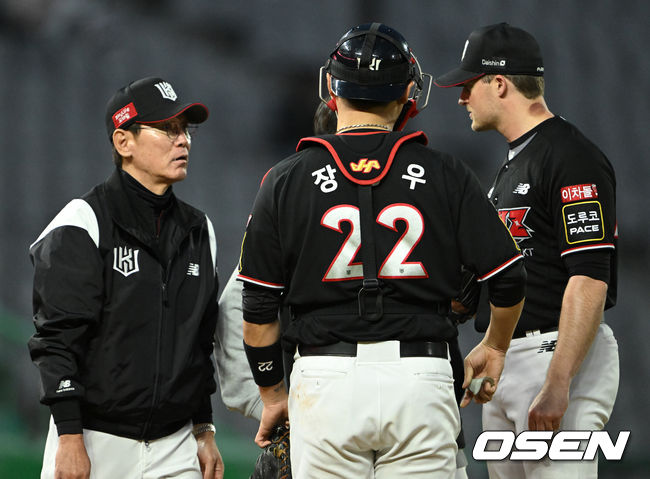 2일 오후 인천 SSG랜더스필드에서 ‘2023 신한은행 SOL KBO리그’ SSG 랜더스와 KT 위즈의 경기가 진행됐다.3회 말 2사 마운드에 방문한 이강철 감독이 벤자민과 이야기를 나누고 있다. 2023.05.02 /hyun309@osen.co.kr