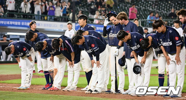 롯데 자이언츠 선수들이 KT 위즈와의 연장 승부끝에 2-3으로 패한 후 팬들에게 인사를 하고 있다. 2023.06.07 / foto0307@osen.co.kr