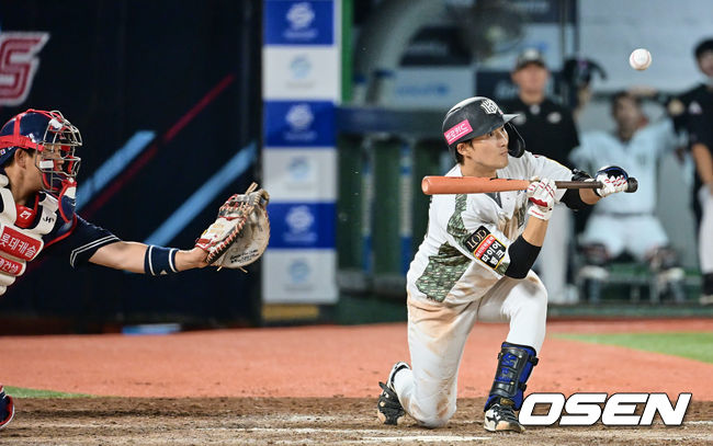 KT 위즈 이상호가 연장 12회초 1사 만루 스퀴즈 번트를 대고 있다. 2023.06.08 / foto0307@osen.co.kr