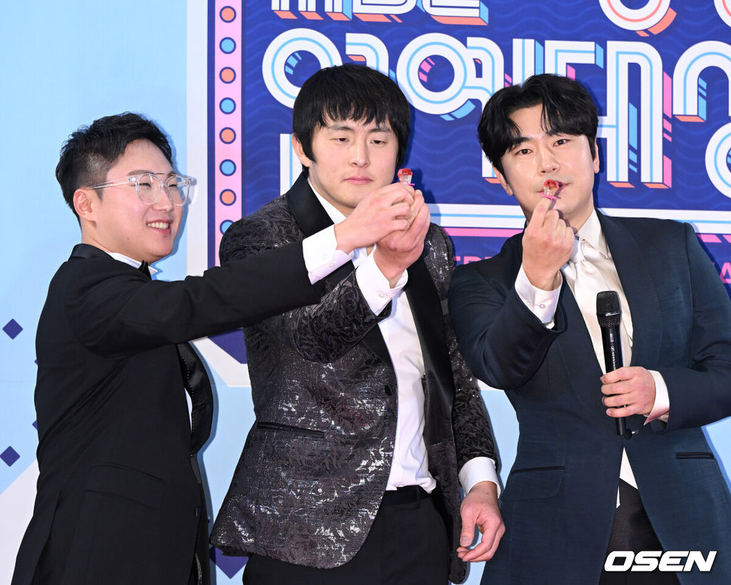 29일 오후 서울 상암 MBC 미디어센터에서 2022 MBC 방송연예대상 레드카펫 행사가 진행됐다.유튜버 빠니보틀, 방송인 기안84, 이시언이 레드카펫을 밟고 있다. 2022.12.29 /sunday@osen.co.kr