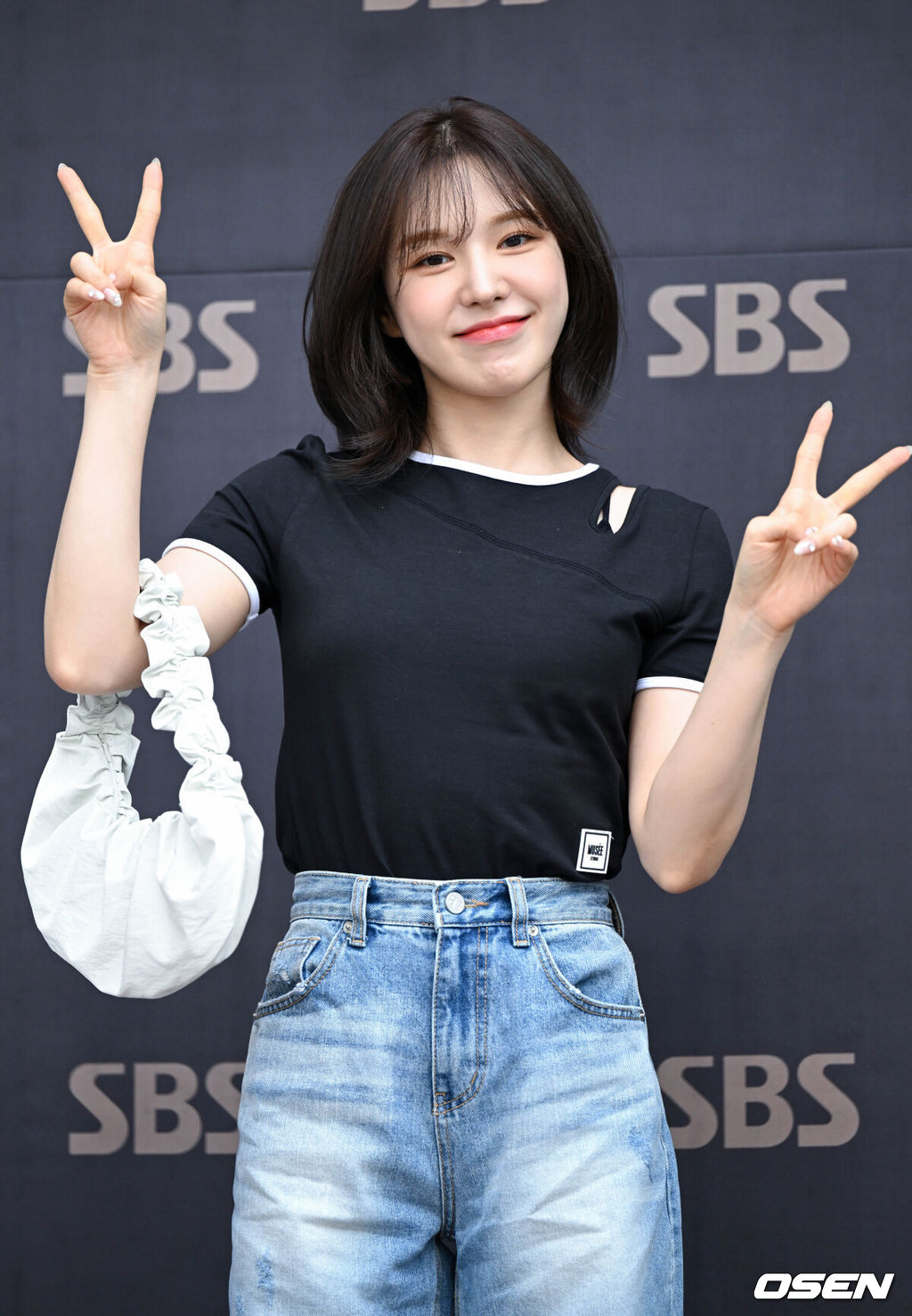 23일 오후 서울 양천구 목동 SBS 사옥에서 SBS 파워FM '웬디의 영스트리트' 라디오 녹화가 진행됐다.레드벨벳 웬디가 라디오 출근길에 포즈를 취하고 있다. 2022.08.24 /cej@osen.co.kr