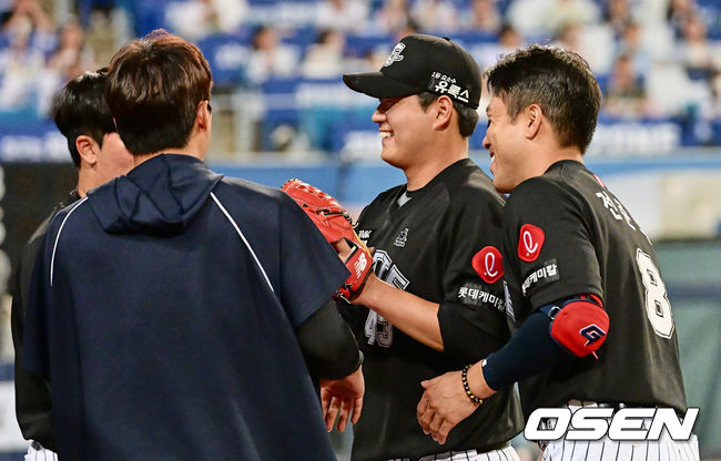 롯데 자이언츠 나균안이 7회말 2사 삼성 라이온즈 김현준의 1루수 땅볼때 베이스 커버를 들어 가 아웃시킨 후 동료들과 하이파이브를 하고 있다. 2023.06.09 / foto0307@osen.co.kr