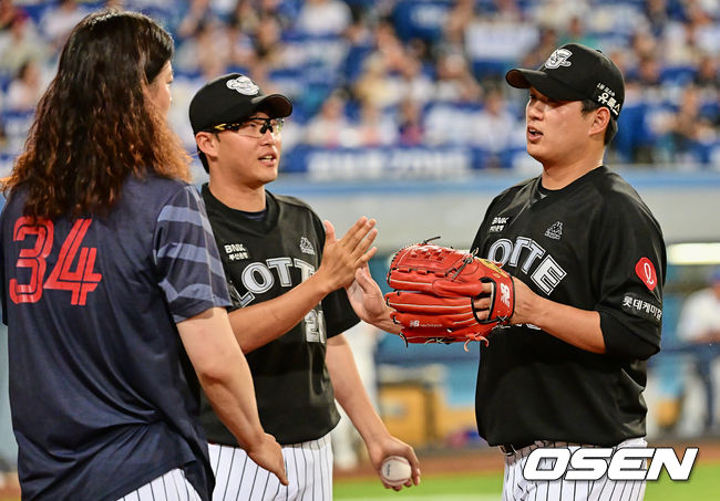 롯데 자이언츠 나균안이 6회말 1사 2,3루 삼성 라이온즈 김태군의 희생 플라이볼때 1실점하고 강민호를 3루에서 잡은 후 동료들의 축하를 받고 있다. 2023.06.09 / foto0307@osen.co.kr