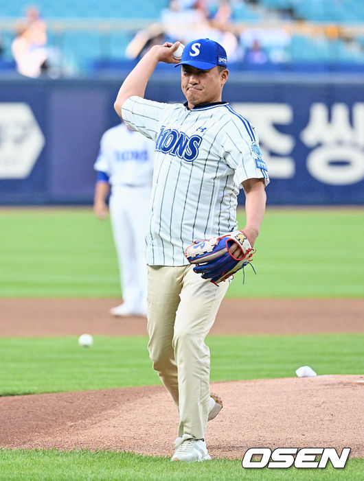 김상엽 경일대학교 야구부 감독이 시구를 하고 있다. 2023.06.09 / foto0307@osen.co.kr