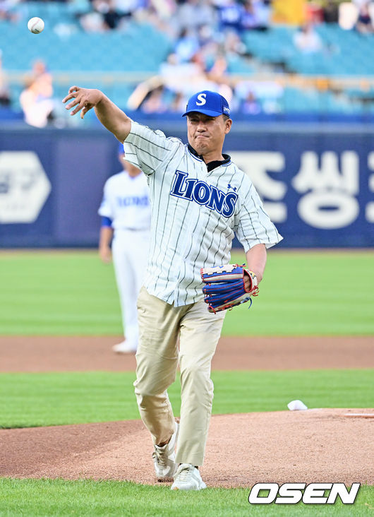 김상엽 경일대학교 야구부 감독이 시구를 하고 있다. 2023.06.09 / foto0307@osen.co.kr