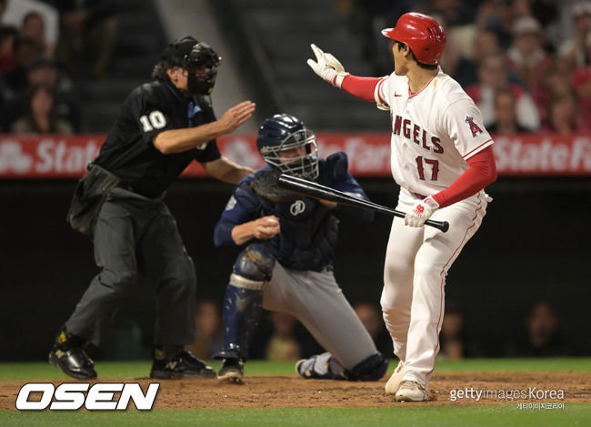 [사진] 오타니 쇼헤이가 심판 볼 판정에 당황하고 있다. ⓒGettyimages(무단전재 및 재배포 금지)