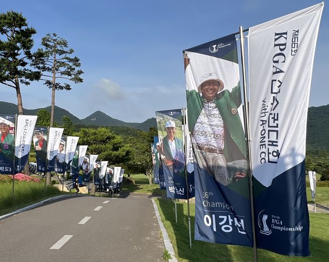 역대 우승자들의 이름과 사진이 새겨진 배너.