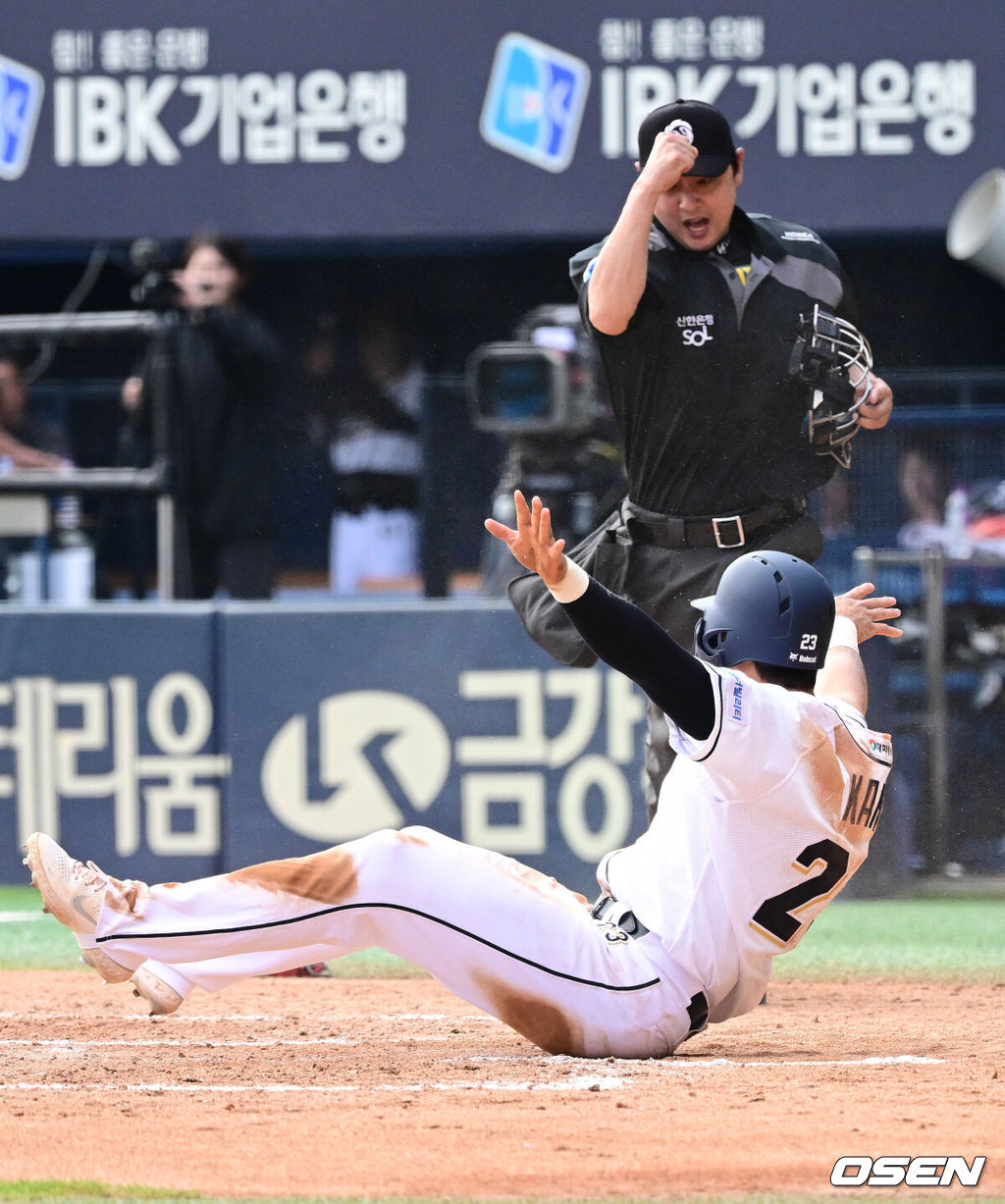 11일 서울 잠실구장에서 2023 신한은행 SOL KBO리그 두산 베어스와 KIA 타이거즈의 경기가 열렸다.4회말 1사 3루 두산 이유찬의 유격수 야수선택 출루에 강승호가 홈에서 득점을 올리고 있다. 원심은 아웃이었으나 두산의 비디오 판독 요청 결과 원심 번복. 2023.06.11 /cej@osen.co.kr