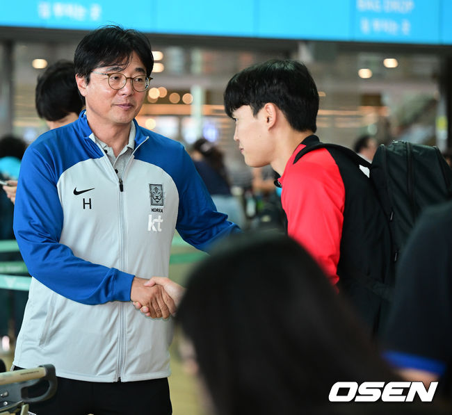 항저우 아시안게임에 나서는 U24 축구 국가대표팀이 중국과 친선경기를 갖기 위해 12일 오전 인천공항을 통해 출국했다.황선홍 U24 축구대표팀 감독이 출국을 앞두고 선수들과 인사 나누고 있다. 2023.06.12 / dreamer@osen.co.kr