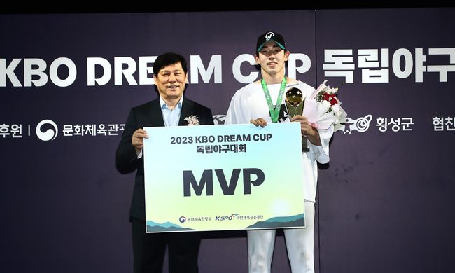 2023 KBO DREAM CUP 독립야구대회 MVP를 차지한 파주 진우영(오른쪽)이 허구연 총재와 포즈를 취하고 있다. /KBO 제공