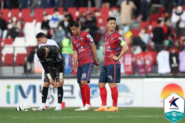 [사진] 김주성(왼쪽)과 정승현 / 한국프로축구연맹 제공