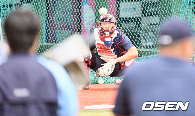 롯데 자이언츠 손성빈이 제대 후 바로 1군에서 훈련을 하고 있다. 2023.06.13 / foto0307@osen.co.kr