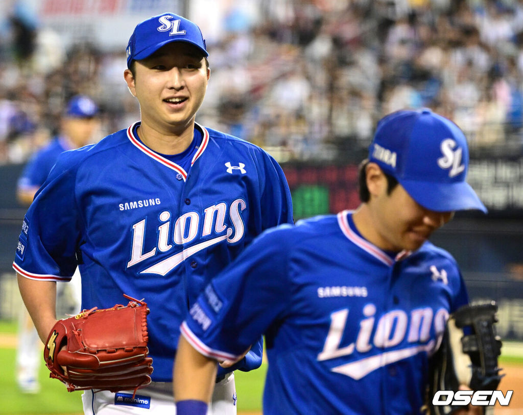 13일 오후 서울 잠실야구장에서 ‘2023 신한은행 SOL KBO리그’ LG 트윈스와 삼성 라이온즈의 경기가 열렸다.5회말 2사 1, 2루 상황 삼성 최채흥이 LG 김민성을 삼진으로 이끌며 실점없이 이닝을 마무리지은 뒤 더그아웃으로 향하며 미소짓고 있다. 2023.06.13 / dreamer@osen.co.kr