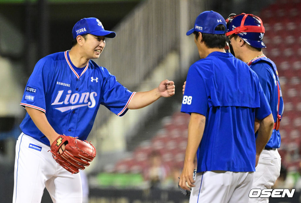 13일 오후 서울 잠실야구장에서 ‘2023 신한은행 SOL KBO리그’ LG 트윈스와 삼성 라이온즈의 경기가 열렸다.6회말 1사 주자없는 상황 삼성 선발 최채흥이 마운드를 내려가며 포수 강민호와 인사를 나누고 있다. 2023.06.13 / dreamer@osen.co.kr