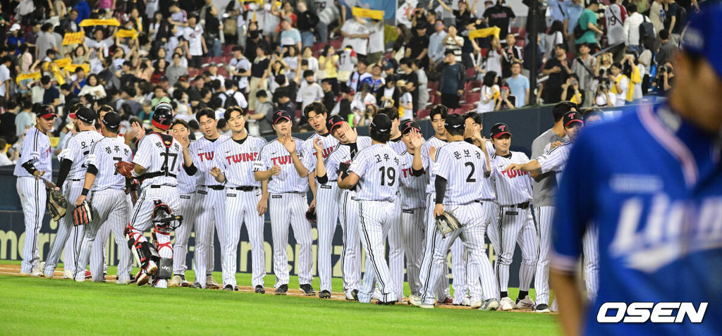 LG는 13일 서울 잠실구장에서 열린 2023 KBO리그 삼성과의 경기에서 2-1로 승리했다. 경기를 마치고 승리를 거둔 LG 선수들이 하이파이브를 나누고 있다. 2023.06.13 / dreamer@osen.co.kr