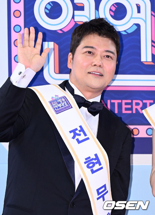 29일 오후 서울 상암 MBC 미디어센터에서 2022 MBC 방송연예대상 레드카펫 행사가 진행됐다.MC를 맡은 방송인 전현무가 레드카펫을 밟고 있다. 2022.12.29 /sunday@osen.co.kr