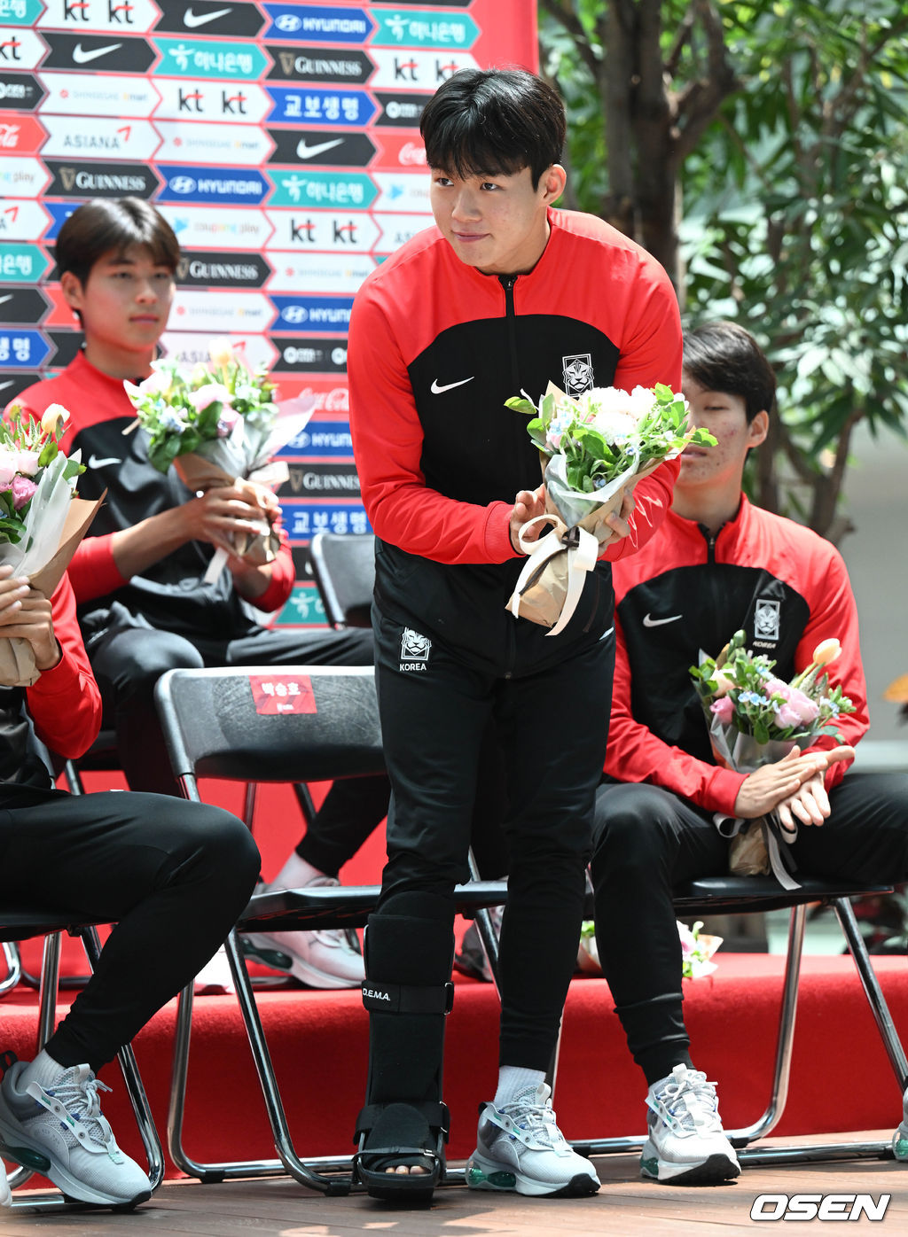 국제축구연맹(FIFA) 20세 이하(U-20) 월드컵 4강에 진출에 성공한 김은중호가 14일 인천국제공항을 통해 아르헨티나에서 귀국했다.U-20 대표팀 박승호가 인사를 하고 있다. 2023.06.14 /cej@osen.co.kr