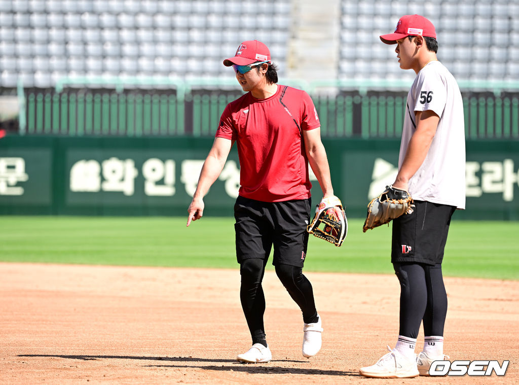 14일 오후 인천 SSG랜더스필드에서 ‘2023 신한은행 SOL KBO리그’ SSG 랜더스와 KT 위즈의 경기가 열린다.SSG 최정과 전의산이 수비 훈련을 펼치고 있다. 2023.06.14 / dreamer@osen.co.kr