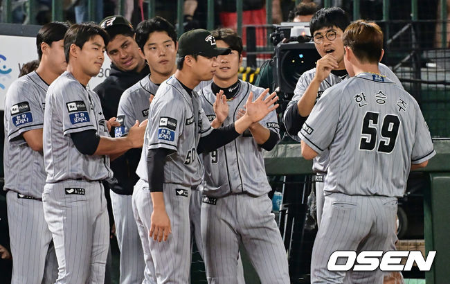 한화 이글스 한승주가 5회말 1사 1루 교체된 후 동료들의 축하를 받고 있다. 2023.06.14 / foto0307@osen.co.kr