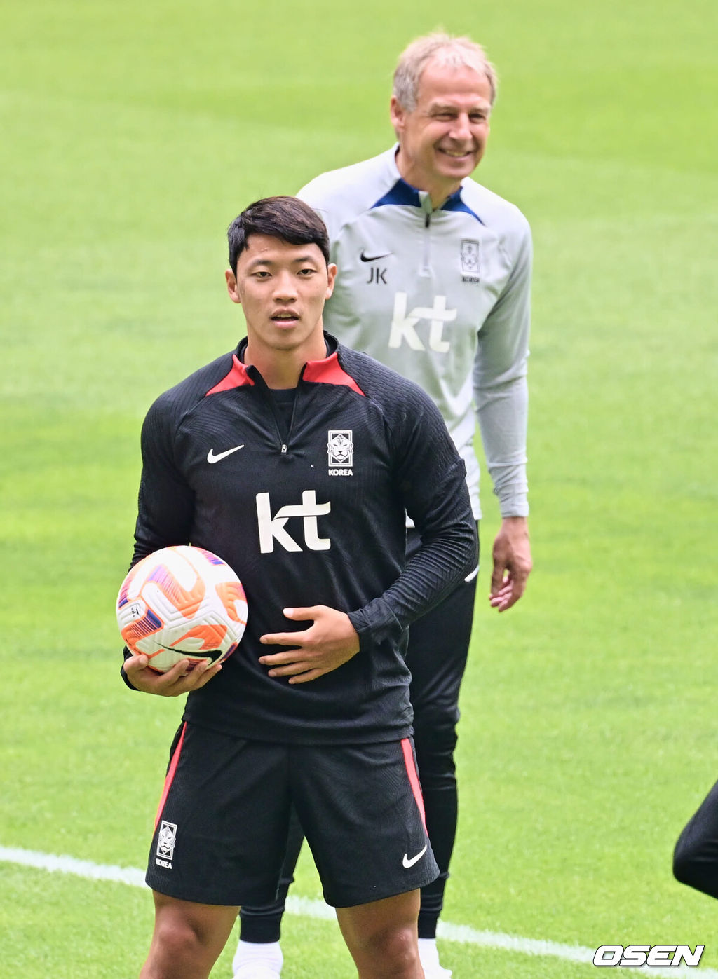 15일  부산아시아드주경기장에서 하나은행 초청 축구 국가대표 친선경기 페루전을 앞두고 대한민국 축구 대표팀이 공식 훈련을 가졌다. 클린스만 감독이 황희찬 뒤에서 훈련을 지켜보고 있다. 2023.06.15 / foto0307@osen.co.kr