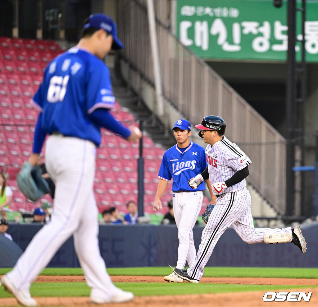 15일 오후 서울 잠실야구장에서 ‘2023 신한은행 SOL KBO리그’ LG 트윈스와 삼성 라이온즈의 경기가 열렸다.4회말 1사 주자없는 상황 LG 김현수가 삼성 선발 황동재를 상대로 추격의 우월 솔로포를 날리고 그라운드를 돌고 있다. 2023.06.15 / dreamer@osen.co.kr