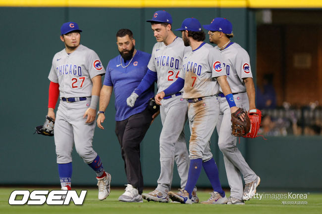 [사진] 시카고 컵스 코디 벨린저(가운데)가 무릎 부상으로 교체되고 있다. ⓒGettyimages(무단전재 및 재배포 금지)