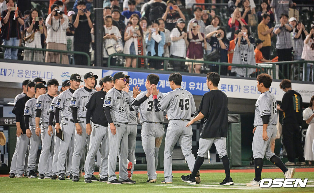 한화 이글스 최원호 감독이 롯데 자이언츠와 연장 10회까지 가는 승부끝에 5-4로 승리한 후 기쁨을 나누고 있다. 2023.06.15 / foto0307@osen.co.kr