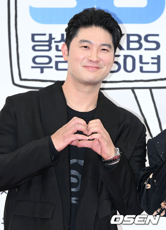 3일 오후 서울 영등포구 KBS홀에서 공영방송 50주년 특집 '당신의 KBS, 우리의 50년' 레드카펫 행사가 열렸다.<br /><br />다이나믹듀오 최자가 포즈를 취하고 있다. 2023.03.03 /cej@osen.co.kr