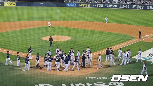 16일 잠실구장에서 열린 두산과 LG의 경기, 7회 두산 양석환과 LG 박동원의 신경전으로 LG와 두산 선수들이 그라운드에 몰려들었다. /orange@osen.co.kr